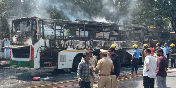 पुण्यात चालत्या MSRTC ई-बसला आग; १७ प्रवाशी बचावला!
