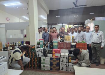पुण्यात राज्य उत्पादन शुल्क विभागाची मोठी कारवाई; ३० लाख ४७ हजारांचा विदेशी मद्यसाठा जप्त, दोघांना अटक