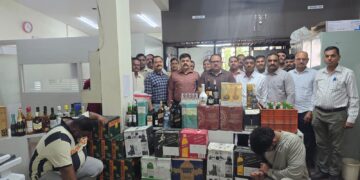 पुण्यात राज्य उत्पादन शुल्क विभागाची मोठी कारवाई; ३० लाख ४७ हजारांचा विदेशी मद्यसाठा जप्त, दोघांना अटक