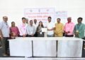 पुणे विभाग शिक्षक मतदार संघातून विजयी उमेदवार कौस्तुभ गावडे यांना प्रमाणपत्र देताना निवडणूक निर्णय अधिकारी तथा विभागीय आयुक्त श्रीमती शीतल तेली- उगले
