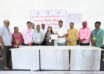 पुणे विभाग शिक्षक मतदार संघातून विजयी उमेदवार कौस्तुभ गावडे यांना प्रमाणपत्र देताना निवडणूक निर्णय अधिकारी तथा विभागीय आयुक्त श्रीमती शीतल तेली- उगले