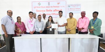 पुणे विभाग शिक्षक मतदार संघातून विजयी उमेदवार कौस्तुभ गावडे यांना प्रमाणपत्र देताना निवडणूक निर्णय अधिकारी तथा विभागीय आयुक्त श्रीमती शीतल तेली- उगले