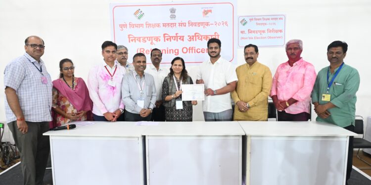 पुणे विभाग शिक्षक मतदार संघातून विजयी उमेदवार कौस्तुभ गावडे यांना प्रमाणपत्र देताना निवडणूक निर्णय अधिकारी तथा विभागीय आयुक्त श्रीमती शीतल तेली- उगले
