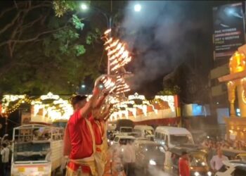श्री महालक्ष्मी मंदिरासमोर पुष्पवर्षावात अष्टलक्ष्मी भव्य मिरवणूक  श्री महालक्ष्मी मंदिर, सारसबागच्या वतीने आयोजन ; देवीभक्तांची अलोट गर्दी