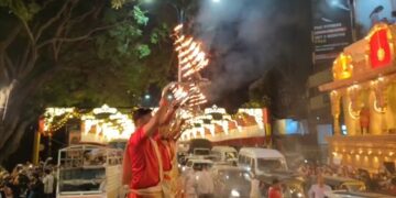 श्री महालक्ष्मी मंदिरासमोर पुष्पवर्षावात अष्टलक्ष्मी भव्य मिरवणूक  श्री महालक्ष्मी मंदिर, सारसबागच्या वतीने आयोजन ; देवीभक्तांची अलोट गर्दी